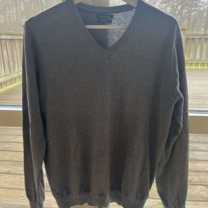 Tröja från Massimo dutti - En riktig snygg V-ringad tröja från Massimo dutti i storlek S och skicket är 10/10, inga defekter eller annat, använd max cirka 2 gånger