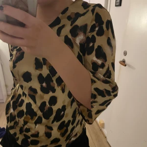 Leopardmönstrad blus - Snygg leopardmönstrad blus med trekvartsärm. Kommer tyvärr inte till användning längre 💕
