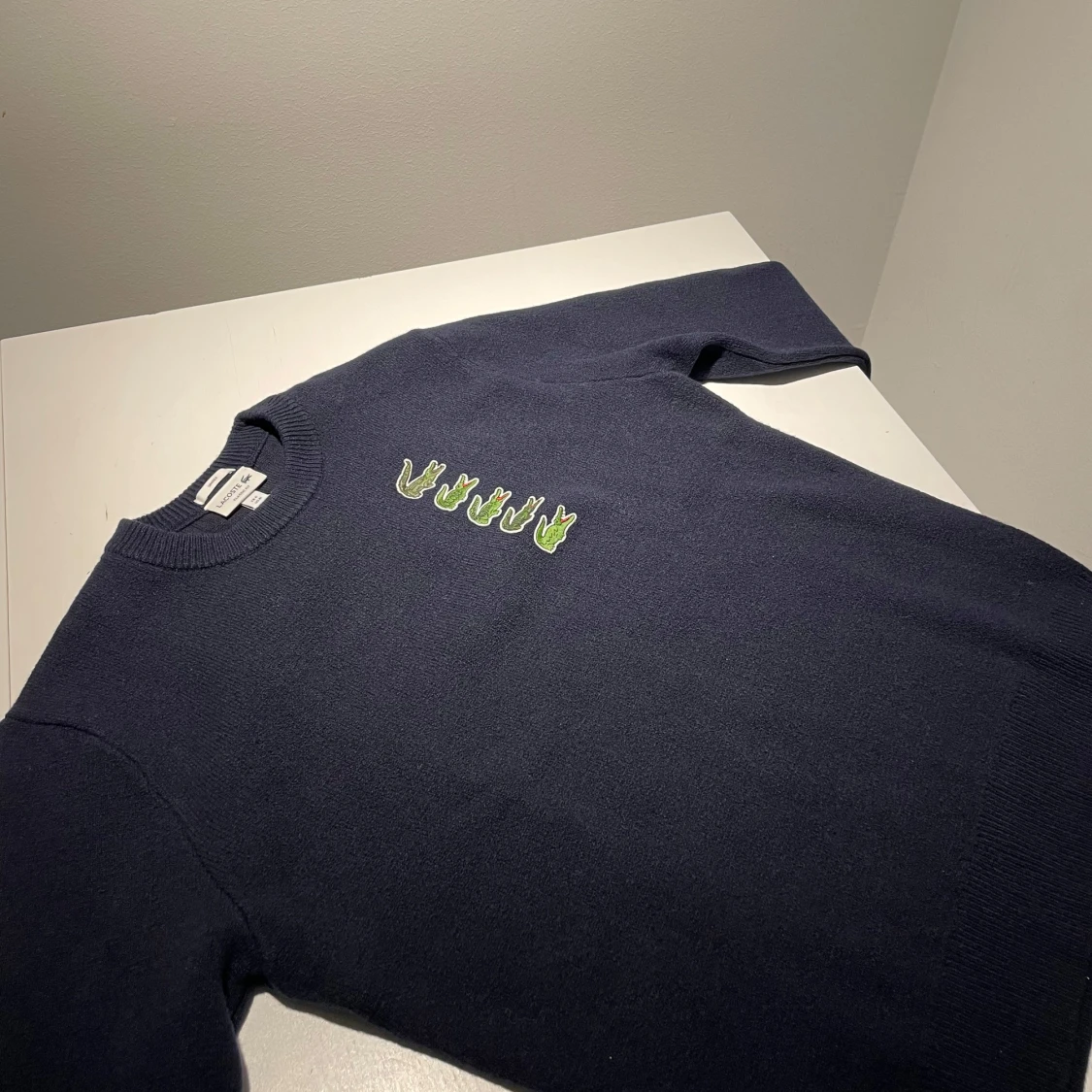 Mörkblå tröja från Lacoste med krokodiler - 1