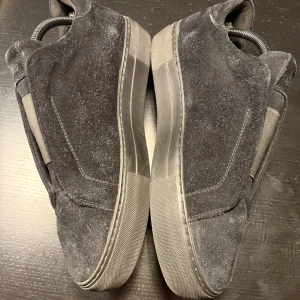  Axel Arigato 43 - Axel Arigatos jag inte längre använder, för stor storlek. Dom är i storlek 43, på bilderna ser dem slitna ut men dem är gott omhändertagna. PRISET KAN DISKUTERAS ‼️‼️