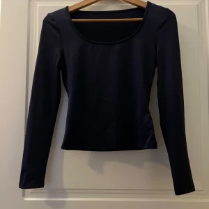Svart långärmad topp - Säljer en stilren svart långärmad topp med rund halsringning. Perfekt för både vardag och festliga tillfällen. Passar bra till jeans eller kjol. Skrynkelfri 