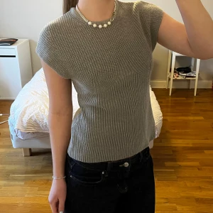 Stickad topp - Stickad topp från NAKD helt ny med lappen kvar. Nypris 349kr. Säljer pga rensar min garderob💕