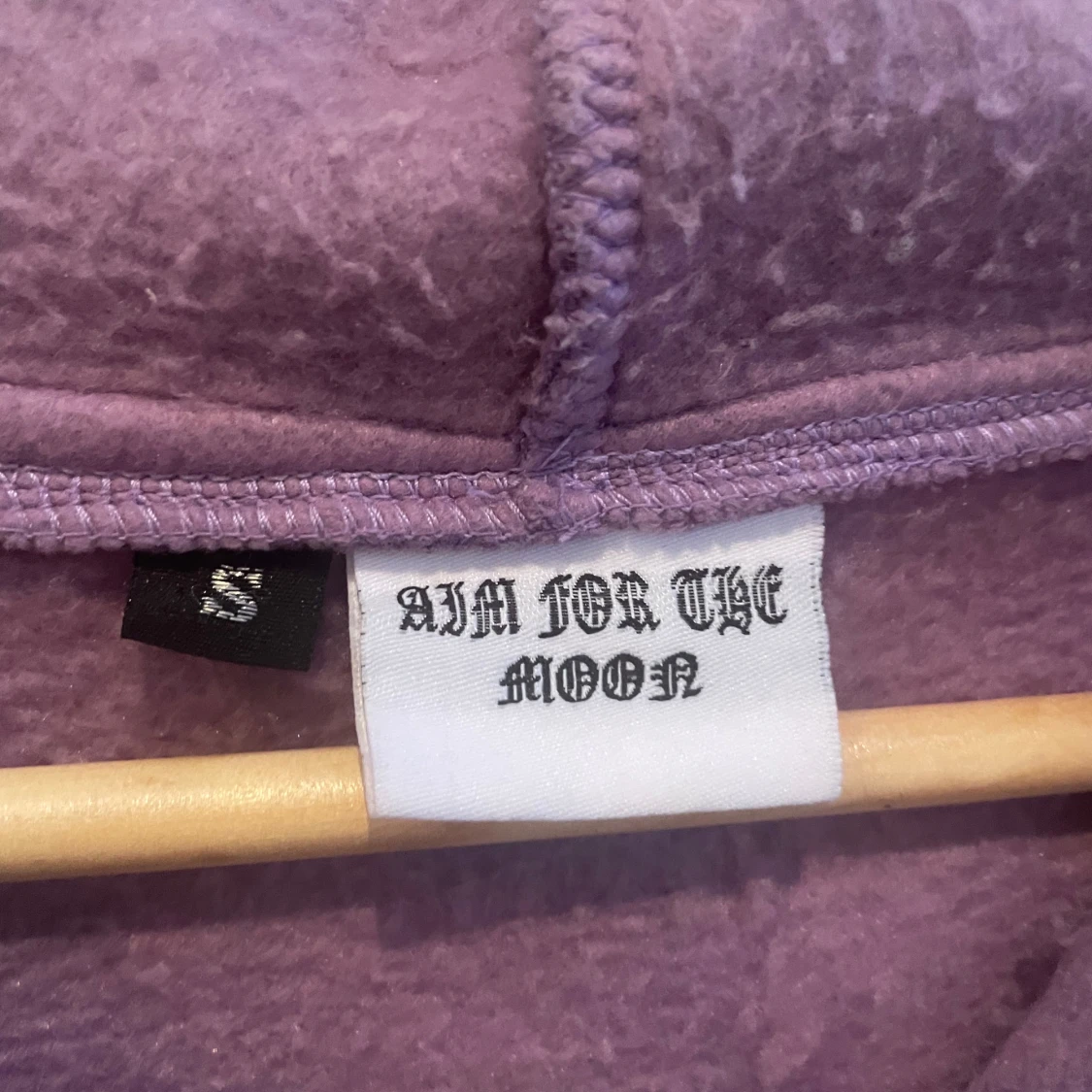 Lila hoodie med strassdetaljer - 2