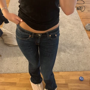 Mörkblå jeans med bootcut - Snygga mörkblå jeans med bootcut och låg midja. Jenssen är från lager 157, i storlek xs! Jag är 167 och perfekt längd. Säljer de för 300kr i ny skick och köpta för 500kr💞