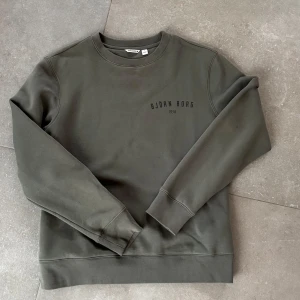 Grön sweatshirt från Björn Borg - Säljer en stilren grön grå sweatshirt från Björn Borg. Tröjan har en klassisk rund halsringning och långa ärmar. Perfekt för en avslappnad look. 🖤