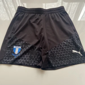Svarta shorts från Puma med MFF-logga - Snygga svarta shorts från Puma med Malmö FF-logga. 