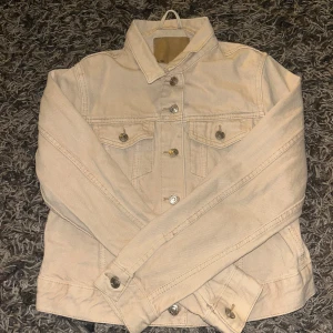 Beige jeansjacka från lager157 - Säljer en snygg beige jeansjacka från lager157 i storlek S. 