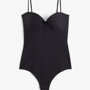 Svart bodysuit från HM - Snygg svart bodysuit från HM. I strl 75C men funkar även för 75B. Lånade bilder!! Egna kan självklart fixas❤️