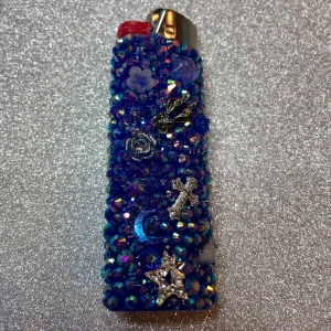 DARK BLUE GEMS - lighter - ⭐️ 1st Refillable BIC MAXI LIGHTER med gems och charms⭐️