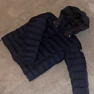 Colmar Jacka  - Säljer nu denna otroligt snygga Colmar jacka | Skicket är otroligt bra och är bara testad några gånger | Nypris på just denna jacka ligger på ca 5-6k | Färgen är mörkblå och otroligt snygg färg | Priset är inte hugget i sten, bara skriva vid frågor 