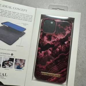 Claret Agate mobilskal från iDeal of Sweden - Snyggt Claret Agate mobilskal från iDeal of Sweden, designat för iPhone 11 Pro/XS/X. Skalet har ett unikt mönster i röd och svart med en elegant finish. Perfekt för att ge din telefon ett stilrent och skyddande utseende.