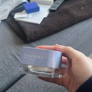 BeautyAct by Kicks ansiktskräm - Fräsch och energigivande ansiktskräm med lätt gelkonsistens som återfuktar och stärker hudens barriär. Innehåller högteknologiska ingredienser för att skydda mot föroreningar och blått ljus. Perfekt för daglig användning. ENDAST TESTAD
