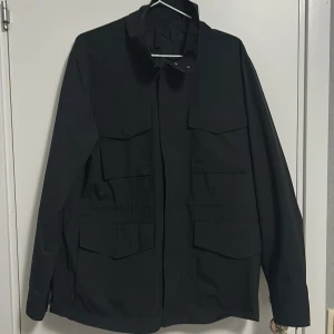 Tech Jacket J.Lindeberg - Stilren vindjacka från J.Lindeberg  | Stilren & modern design | Oanvänd, tagg kvar | Modell: M4 Pocket Tech Jacket | Perfekt för en vindig dag 💨 | Nypris: 4000 | Mitt pris: 449 | Köparen står för frakten 📦