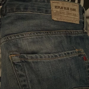 Blå jeans från Replay - Snygga blå jeans från Replay i modellen Waitom. De har en klassisk femficksdesign och en knappgylf. Perfekta för en avslappnad stil.