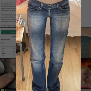 Blå bootcut jeans - Snygga blå bootcut lågmidjadejeans. Köpt här på plick. Jätte fina men kommer inte till användning tyvärr.