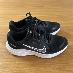 Svarta Nike sneakers - Nike Quest 5 sko. Ej använda, endast testat att gå med hemma inomhus. Storlek 38. 