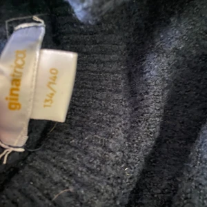 Marinblå tröja från Gina Tricot - Säljer en enkel och stilren marinblå tröja från Gina Tricot. Tröjan har långa ärmar och är perfekt för kyligare dagar. Passar bra till både jeans och kjol. Perfekt för en avslappnad look.