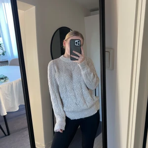 Beige stickad tröja - Stickad tröja från Nelly.com. Strl XS. Använd max 3 gånger. 📷 Säg till om du vill ha fler bilder så fixar jag det. 💸 Vid snabb affär kan ja tänka mig att sänka priset. ✉️ Köparen står för frakten.
