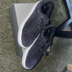Blåa sneakers från Vagabond - Säljer pga att jag inte använder dem, använda ett fåtal gånger. Kvitto samt kartong fins. Mer bilder kan såklart fixas :)  skorna är små i storleken ( jag bär 44 och dem passar )