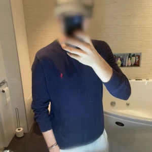 Ralph Lauren | tröja - Ralph lauren | Långärmad tunn tröja | Marinblå | Stl S | 100% bomull | 185 cm 72 kg han på bilden 