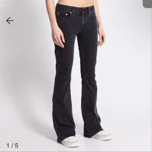 Svarta bootcut jeans - Snygga svarta bootcut jeans med låg midja. Storlek S och längden short 
