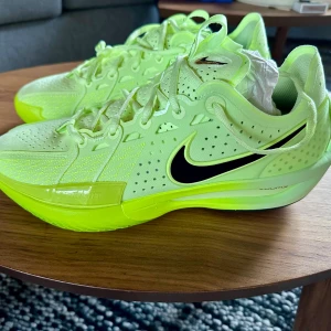 Nike gt cut 3 - Helt nya nike gt cut 3 aldrig andvända säljer dom för att dom var för små pris sitter inte i sten om ni har frågor är de bara att fråga! Mvh malcolm