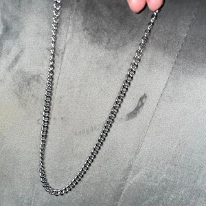Chain necklace Silver - Snygg och stilren silverfärgad kedja med tätt sammanlänkade länkar. Perfekt för att ge en extra touch till din outfit. Passar både till vardag och speciella tillfällen.