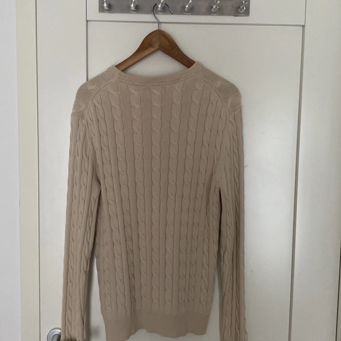 Beige kabelstickad tröja från Morris - 1