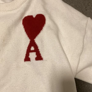 Vit tröja från Ami Paris - Säljer en vit stickad tröja från Ami Paris . Tröjan är storlek S men passar mer M skulle jag säga. Nyskick. Köpt i Turkiet ifykyk