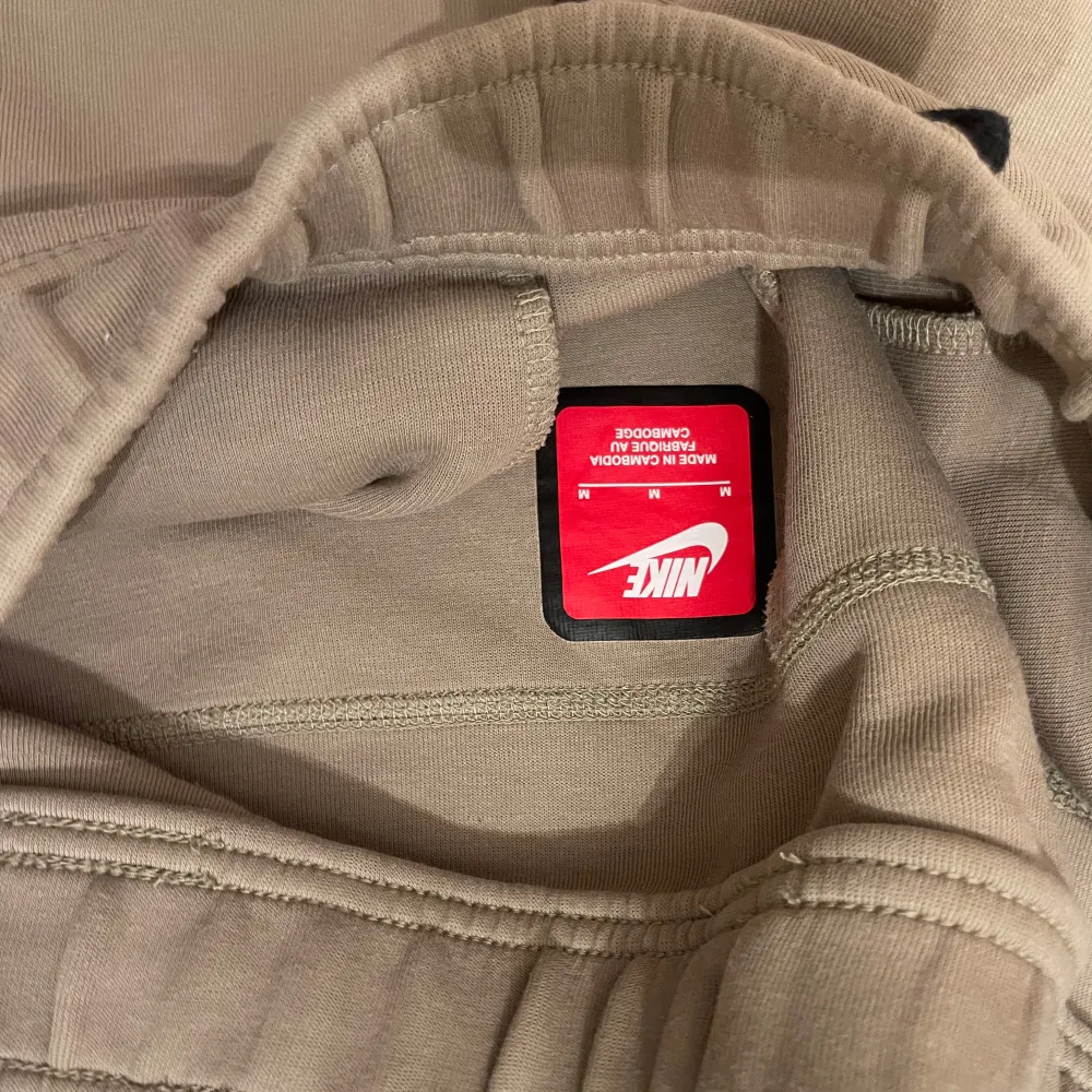 Säljer mina Nike tech byxor för de blivit för små. Storlek M.. Farkut & Housut.