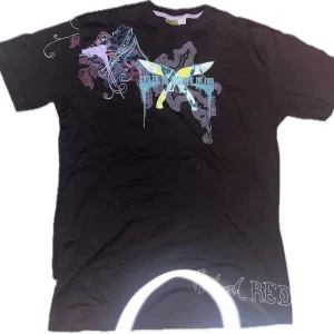 Affliction  - Artful dodger är ett streetwear märke som skapades tidigt 2000 som ej görs längre.                                                 Använd 3 gånger då jag inte gillar att den är så lång på mig                                                                                                  Längd 80cm bredd 60cm