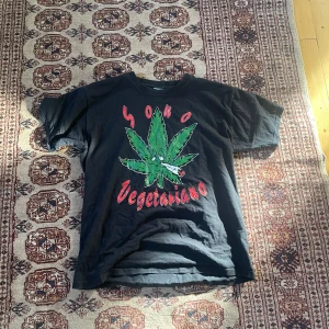 Fet tisha - Säljer en fet tisha. Storlek M men sitter även bra som S.