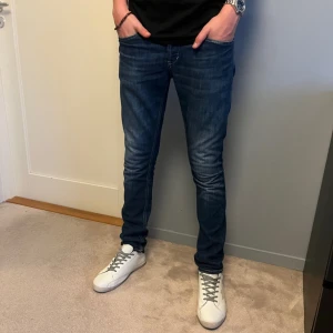 Dondup jeans George - Säljer dessa snygga mörk blå dondup jeans som är bra skick och kommer även att ge din lock en stilren förbättring. Modellen är Gegorge skinny fitt. Hör gärna av dig om minsta fundering eller om du har några frågor 🤩