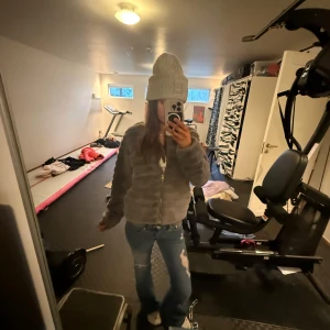 Grå fluffig jacka - Snygg grå fluffig jacba som passar perfekt för kyligare dagar. Den har en enkel och stilren design som gör den lätt att matcha med olika outfits. Perfekt för både höst och vinter.