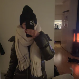 Vit halsduk - Säljer min helt oanvända halsduk från CarinWester då den inte kommer till användning 💓