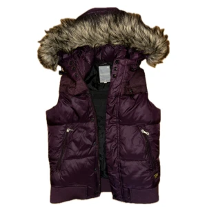 Fett snygg drain y2k väst från G-Star - Snygg pufferväst från G-Star, drainstyle. I mycket fint skick, nästan som ny. Bredd: 47 cm, längd: 60 cm. Passar mest som S/M. Ställ gärna frågor.