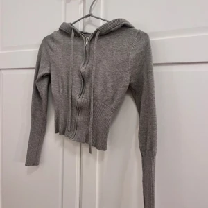 Zip up -  Zip up som köptes på Vinted men helt oanvänd! Säljer då den var för liten på mig. Märke och storlek står ej, men skulle tro att den är från Gina Young och storlek XXS 