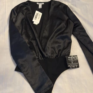 Svart omlottopp från NLY One - Nypris 399, satin