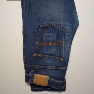 Nudie jeans toppskick - Ett par mörkblåa nudie jeans som är endast använda ett fåtal gånger och är i toppskick nypris på dessa är över 1000kr kom om för info