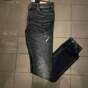 Mörkblå jeans från Selected Homme - Säljer ett par snygga mörkblå jeans från Selected Homme i modellen Slim Leon. De har en slim passform och är i nyskick. Perfekta för både vardag och fest! 🕺
