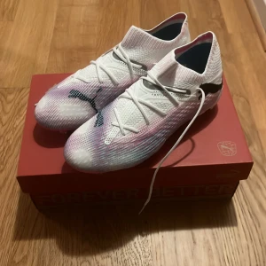 Fotbollsskor, FG/AG Puma Elite  - Ordinarie pris ca 2300,                                       Unna dig ett par fotbollsskor lagom till säsongsstart, har endast använts en gång vid provtillfälle. Så de är i perfekt skick 