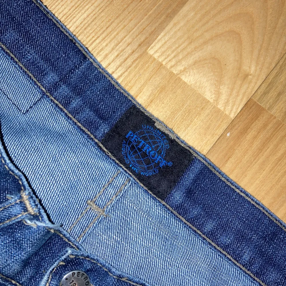 Säljer ett par klassiska blå jeans från Petroff. De har en rak passform och är tillverkade i slitstarkt denim. Perfekta för en avslappnad stil.. Farkut & Housut.