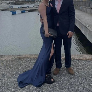 Balklänning 🩵 - säljer min otroligt fina balklänning, kom privat för frågor💞storleken är 32, jag är en 34 o sitter perfekt på mig så den är lite stor i storleken då, Köptes för 2000kr, säljer för 1300kr !