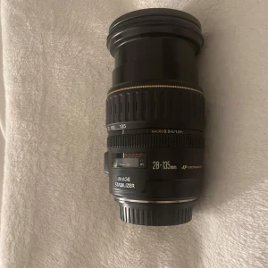 Canon Zoomobjektiv EF 28-135mm F/3.5-5.6 IS - Canon Zoomobjektiv med inbyggd bildstabilisering ( Image Stabilizer) samt en Ultrasonic motor för snabb och tyst autofokusering. Nypris 4400kr