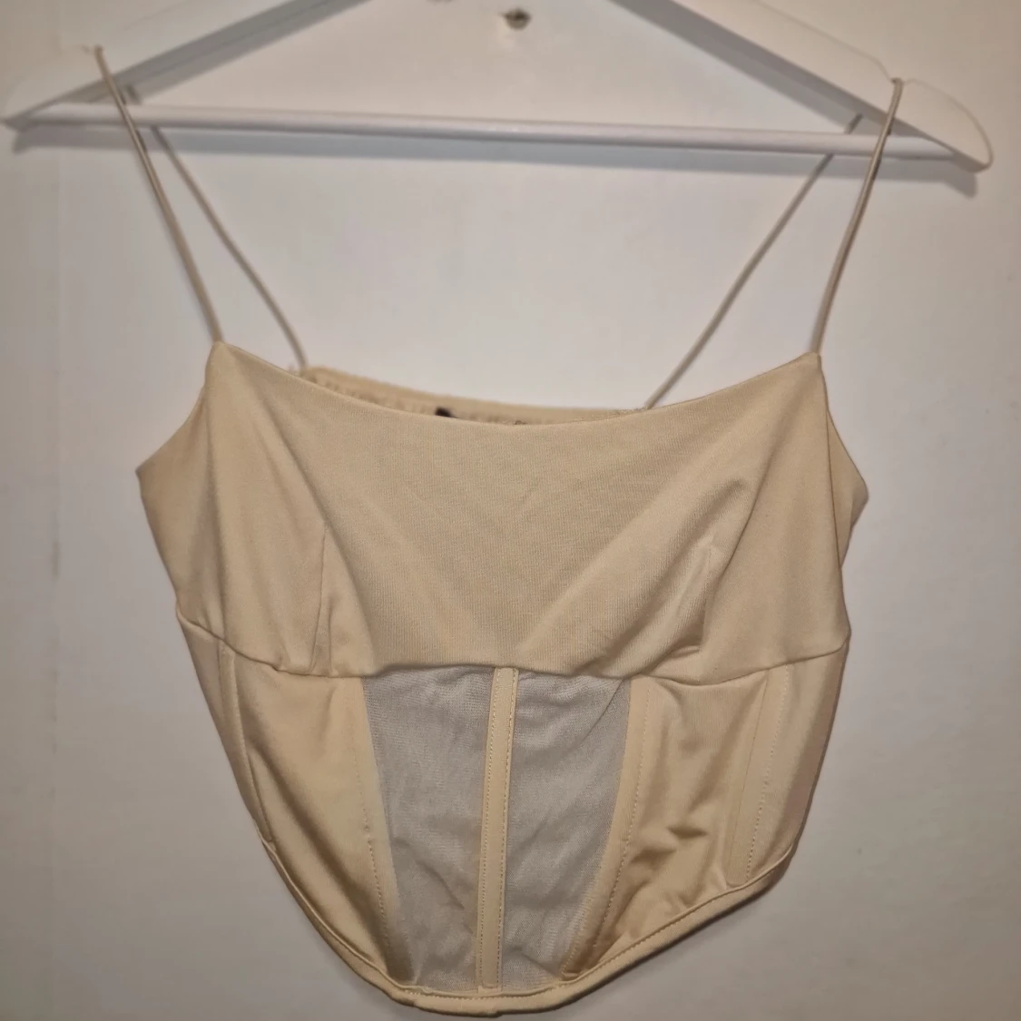 Beige korsettopp med meshdetaljer