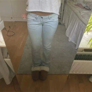 Ljusblå jeans med låg midja - !!37cm tvärs över, 85cm i innerbenslängd!!Snygga ljusblå jeans. Lånad bild så be om egna! Två små fläckar på baksidan längst upp men syns knappt (har även gjort om bakfickorna till ”vanliga”)