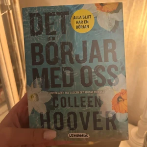 Det börjar med oss - Boken 'Det börjar med oss' av Colleen Hoover är en efterlängtad fortsättning på 'Det slutar med oss'. Den handlar om Lily och hennes ex Ryle, och hur de navigerar livet efter separationen. En berättelse om kärlek, återförening och att hitta sig själv.