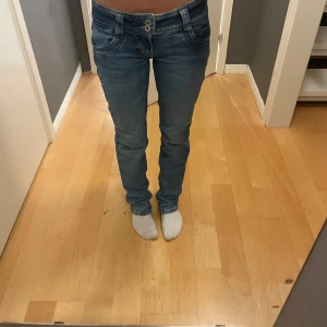 Blå jeans från Pepe Jeans - Snygga blå jeans från Pepe Jeans med en straight passform. De har en trendig femficksdesign och knäppning fram. Det är helt oanvända, säljer för de inte kommer till andvändning och för sent att skickas tillbaks tyvärr. Nypris 1185kr