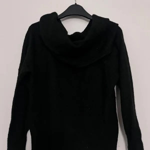 Svart hoodie - Säljer en stilren svart stickad off shoulder med långa ärmar. Perfekt för kyliga dagar och enkel att matcha med olika outfits.