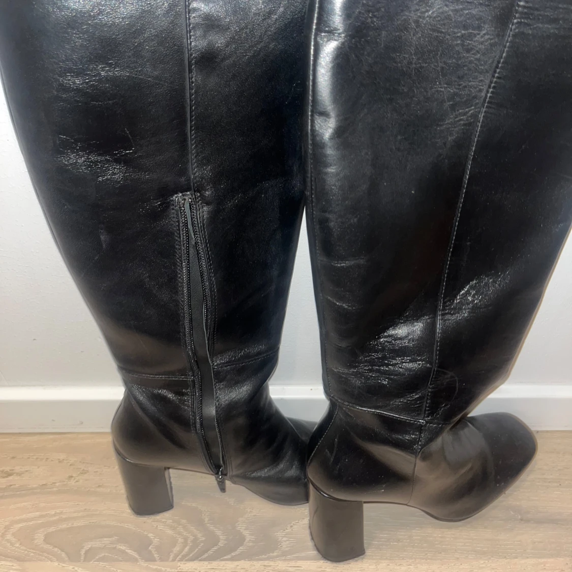 Knähöga svarta läderstövlar från NA-KD🖤 - 1